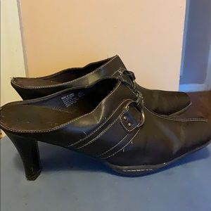 No back low heels with front buckles.